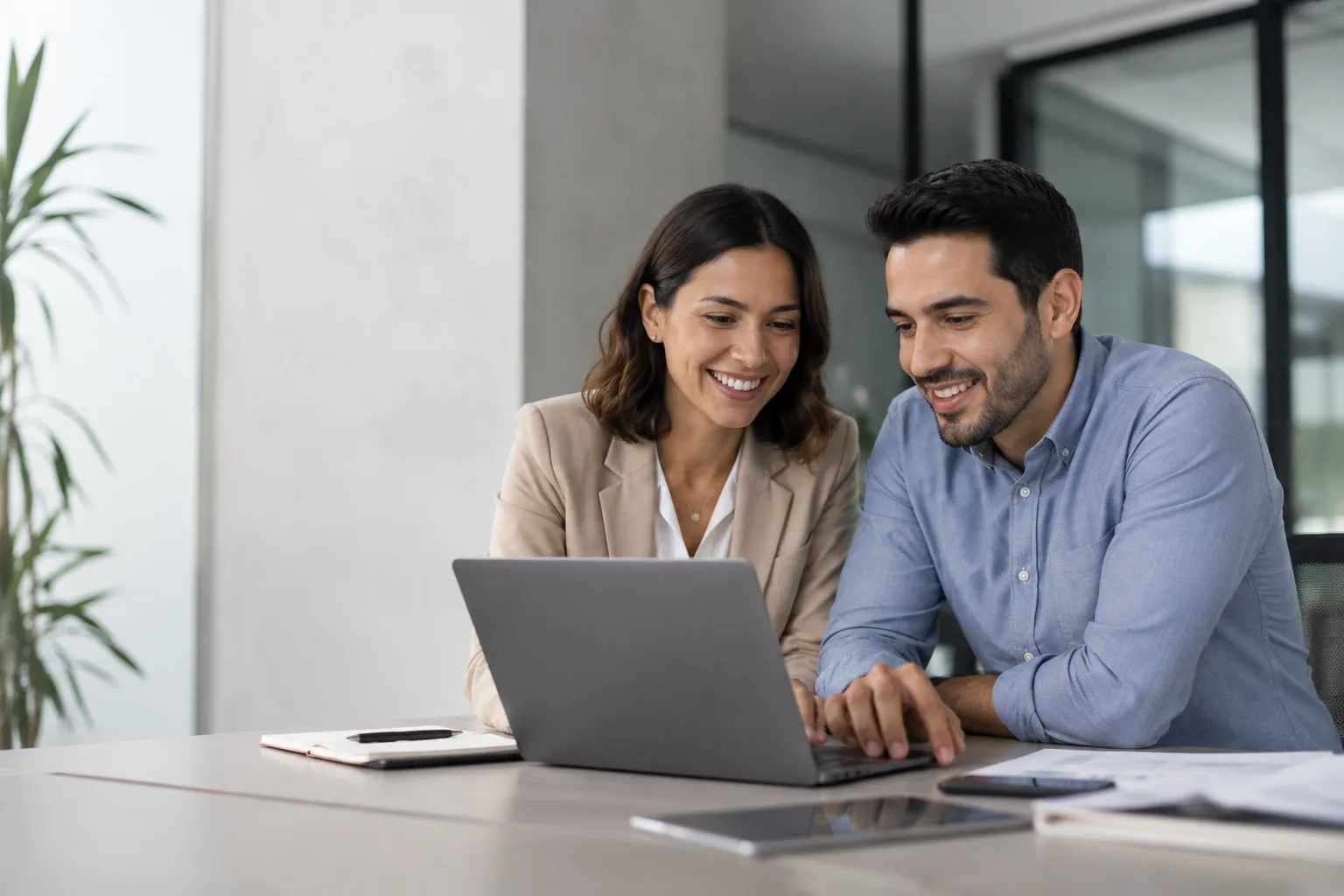 Equipo de trabajo colaborando alrededor de una laptop