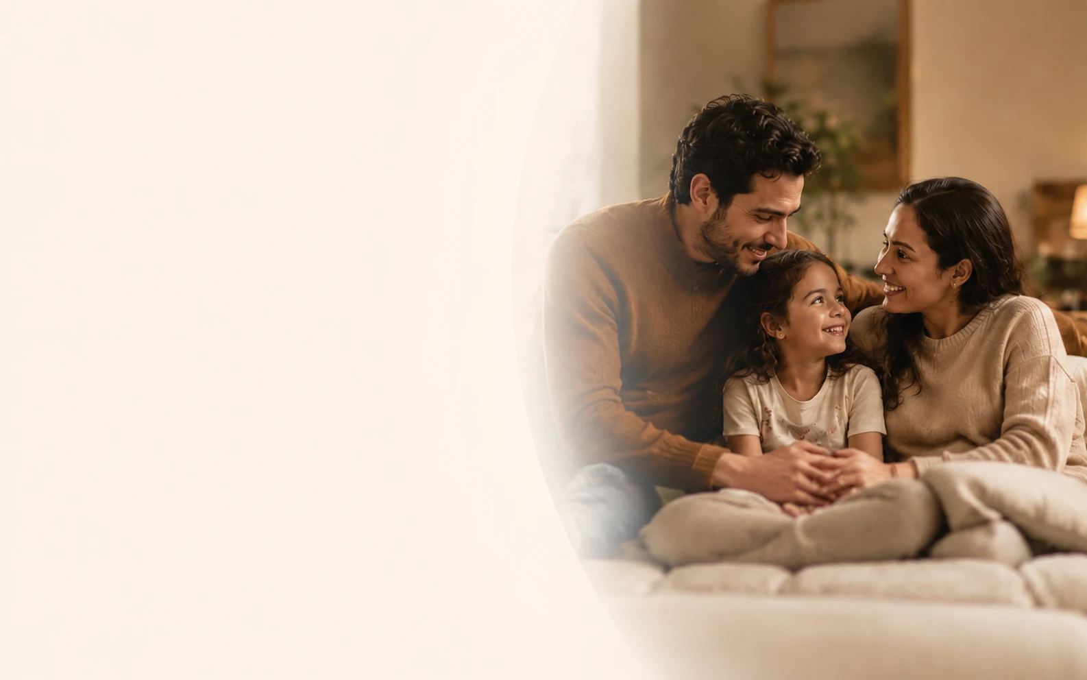 Familia abrazada en un ambiente cálido del hogar